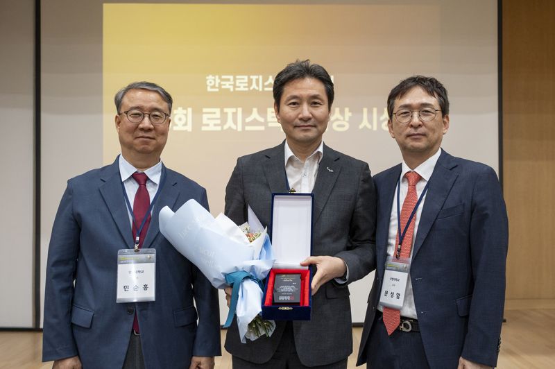 Sang-yong Lee, Head of Woongjin’s ERP1 Business Division (center), poses for a commemorative photo at the “2025 Korea Logistics Awards” held on May 30 at Jeju National University in Jeju City.