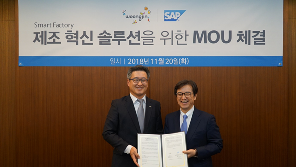 Woongjin CEO Suyoung Lee (left) and SAP Korea CEO Sung-yul Lee (right) pose for a commemorative photo after signing a Memorandum of Understanding (MOU) at Woongjin headquarters on November 20.