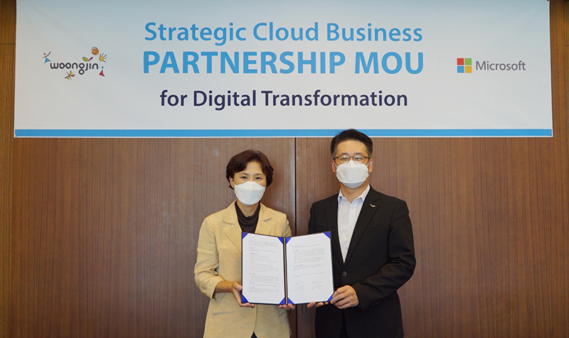 Ji-eun Lee, CEO of Microsoft Korea(left), and Suyoung Lee, CEO of Woongjin, take a photo after signing an MOU between the two companies.